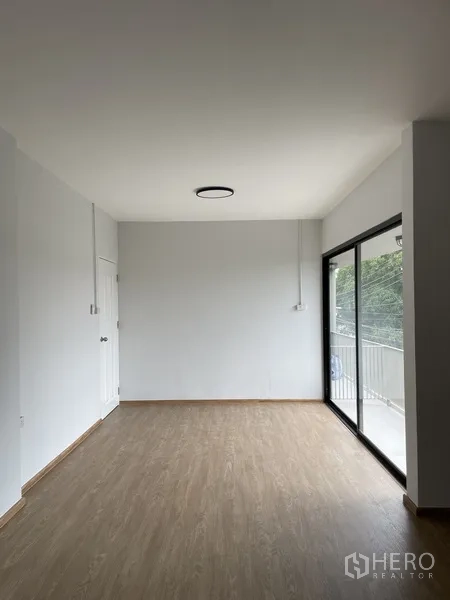 สำนักงานที่บ้าน ให้เช่าในKhlong Toei, Bangkok - ห้องกว้างหรือห้องนอนพร้อมประตูบานสไลด์ออกระเบียง