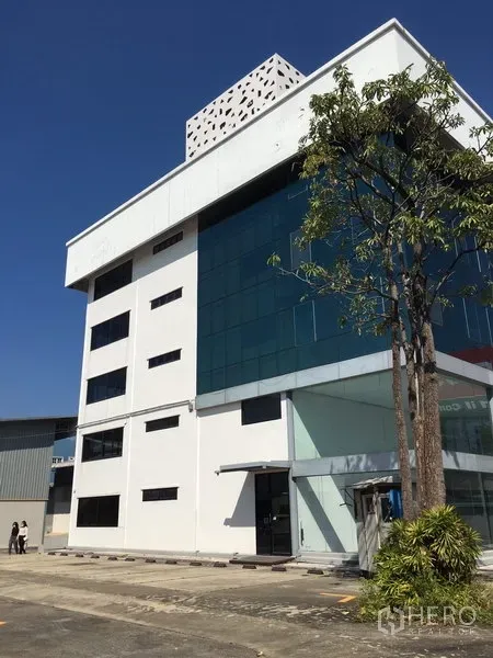 货栈 出租在Saphan Sung, Bangkok - 萨潘颂现代玻璃幕墙办公楼与仓库外观。