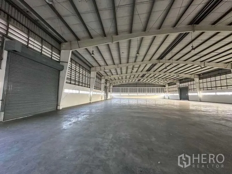 工厂 出租在Khlong Luang, Pathum Thani - 仓储分区设多樘卷闸门，叉车与卡车调头空间充裕。