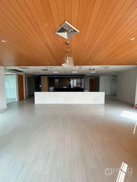 สำนักงาน ให้เช่าในBang Na, Bangkok - โถงต้อนรับกว้าง ฝ้าไม้ และเคาน์เตอร์กลางพื้นที่