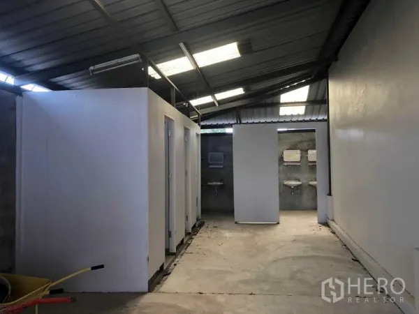 คลังสินค้า ให้เช่าในPrawet, Bangkok - ห้องน้ำพนักงาน มีห้องสุขาหลายห้องและอ่างล้างมือ ใต้หลังคาเมทัลชีท