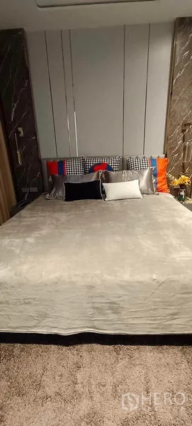 公寓 出租 - 次卧以中性色调，软包床头与地毯