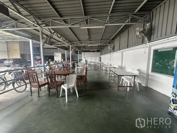 คลังสินค้า ให้เช่าในYan Nawa, Bangkok - พื้นที่โรงอาหารพนักงานแบบเปิดโล่ง มีโต๊ะและเก้าอี้ใต้หลังคาเหล็ก