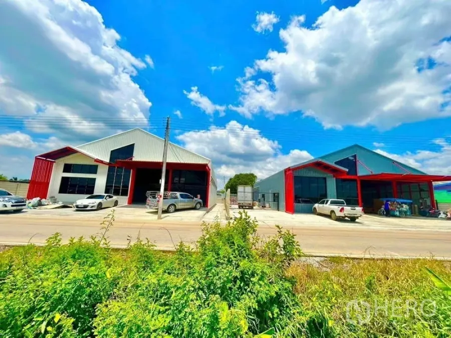 货栈 出租在Lam Luk Ka, Pathum Thani - 两栋仓库的宽阔门面，路边入口、停车位与卡车通道。