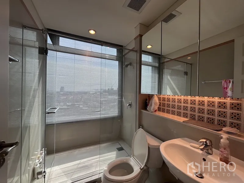 คอนโด ให้เช่าหรือขายในKhlong Toei, Bangkok - ห้องน้ำสมัยใหม่ ฝักบัวกระจก โปร่งสว่างพร้อมหน้าต่างบานใหญ่