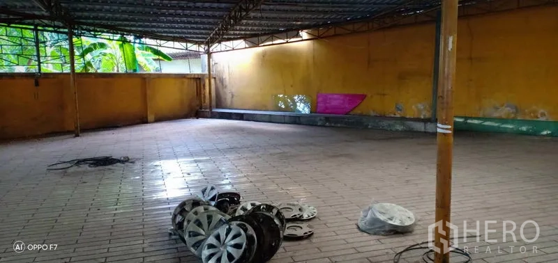 零售空间 出租或出售在Bang Khen, Bangkok - 后部带顶区域，砖地面，可作仓储或停车。