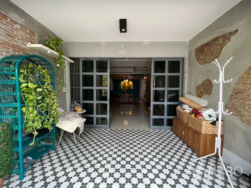 Townhouse for rent in Ratchathewi, Bangkok - Covered entry with patterned tiles, glass double doors and rustic exposed-brick details.