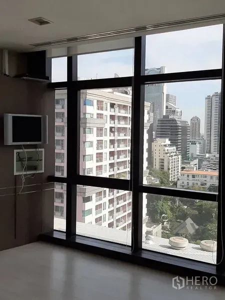 办公空间 出租在Bang Rak, Bangkok - 落地窗可眺望曼谷天际线，距离BTS沙拉当站不远的高楼办公室。