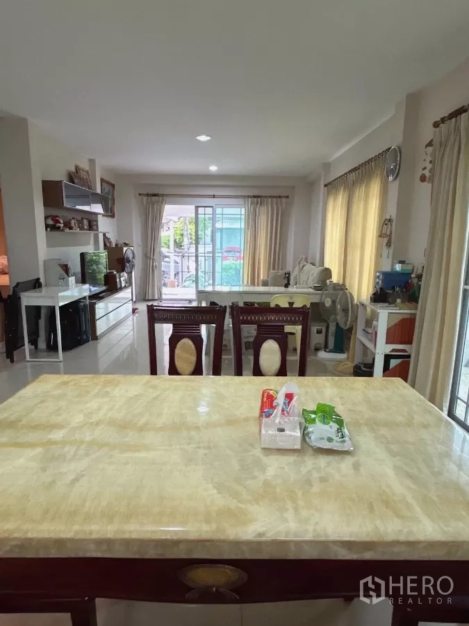 บ้าน ขายในBang Kapi, Bangkok - โซนรับประทานอาหารมองไปยังห้องนั่งเล่น มีตู้ทีวีและประตูกระจกออกลานหน้าบ้าน