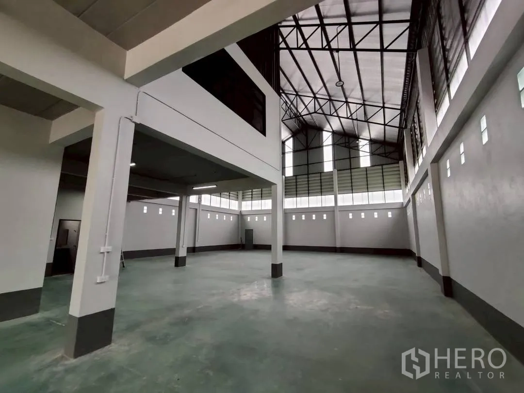 工厂 for rent in Krathum Baen, Samut Sakhon - 高挑仓库空间，钢桁架屋顶与高侧窗带来采光。