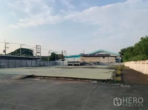 工厂 出租或出售在Wang Noi, Phra Nakhon Si Ayutthaya - 宽大的硬化场地，围墙内适合集装箱卡车进出。