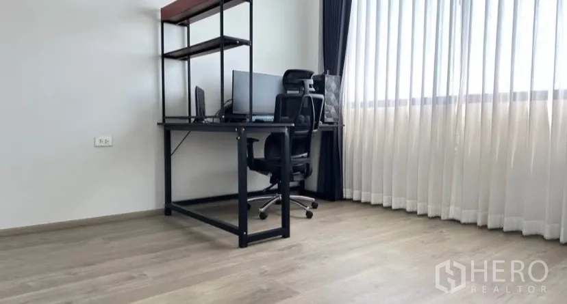 บ้านเดี่ยว for rent or sale in Lat Krabang, Bangkok - ห้องทำงานสว่าง พร้อมโต๊ะ เก้าอี้ และผ้าม่านโปร่งเต็มผนัง