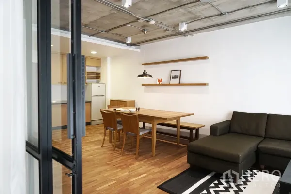 คอนโด ให้เช่าในWatthana, Bangkok - พื้นที่ทานข้าวเชื่อมครัวขนาดกะทัดรัด มีตู้เย็น เพดานคอนกรีตเปลือย และพื้นไม้