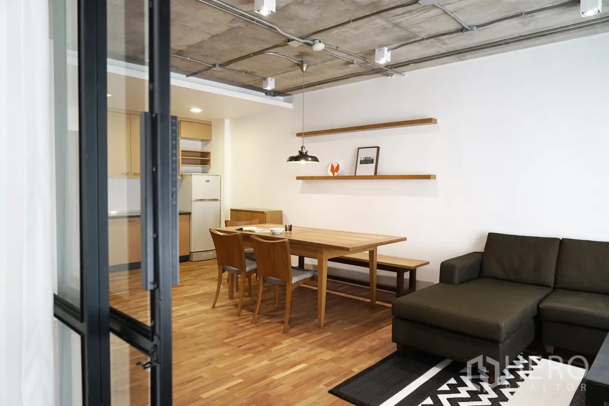 คอนโด ให้เช่าในWatthana, Bangkok - พื้นที่ทานข้าวเชื่อมครัวขนาดกะทัดรัด มีตู้เย็น เพดานคอนกรีตเปลือย และพื้นไม้