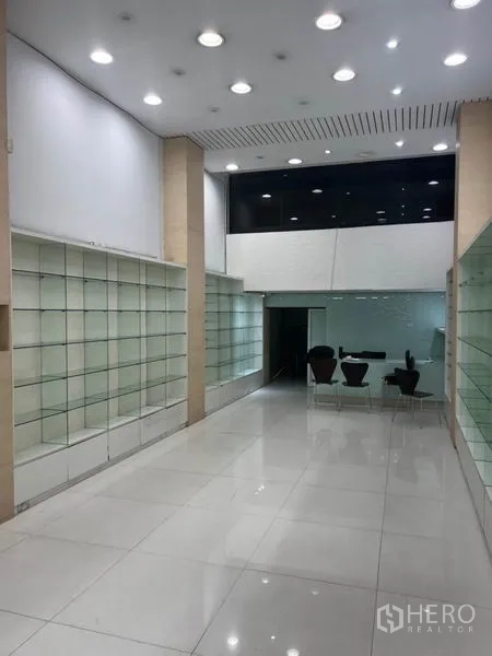 อาคารพาณิชย์ ให้เช่าในBang Rak, Bangkok - โถงชั้นล่างเพดานสูง ไฟดาวน์ไลท์ พร้อมตู้ชั้นกระจกจัดแสดงสินค้า