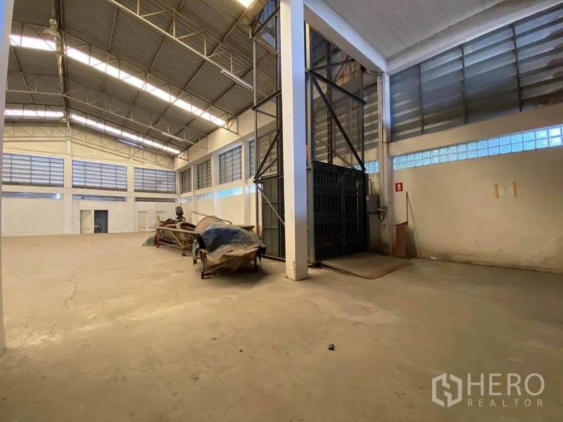工厂 出售在Bang Phli, Samut Prakan - 高挑仓库大厅，钢桁架屋顶与货梯