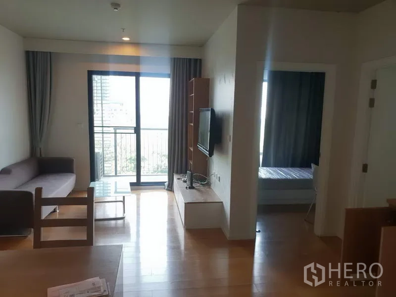 公寓 出租在Watthana, Bangkok - 开放式客餐厅，连接阳台与卧室入口