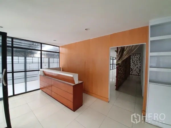 货栈 出租在Bang Khen, Bangkok - 带木饰面墙的接待区，玻璃隔断可眺望仓库。