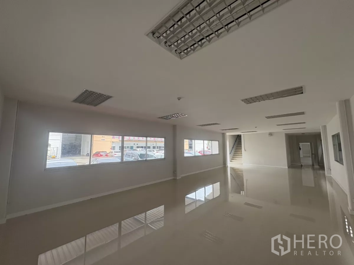 โรงงาน ให้เช่าในBang Phli, Samut Prakan - ชานบันไดมีกำแพงบล็อกแก้วและประตูกระจกสู่สำนักงาน