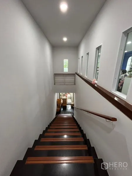 Office Space for rent in Khlong Toei, Bangkok - Spacious showroom‑style area with glass storefront, exposed ceiling services and boxed inventory on the floor.