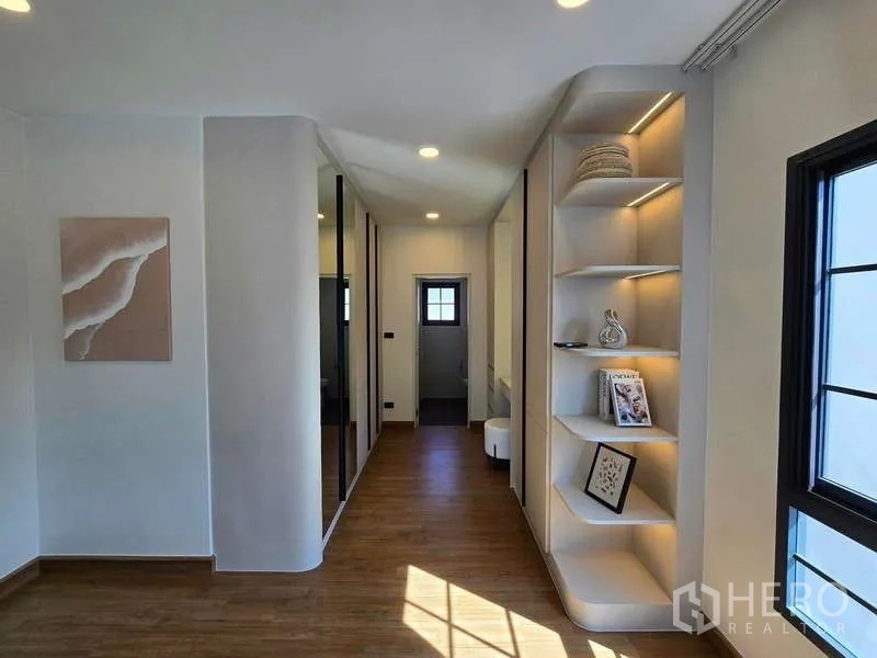 Detached House for rent in Bang Phli, Samut Prakan - Upstairs corridor with built-in display shelves and mirrored wardrobes.