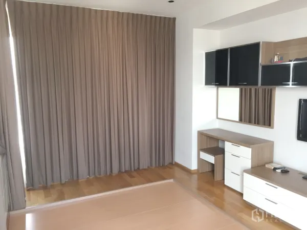 คอนโด ให้เช่าในKhlong Toei, Bangkok - ห้องนอนที่สองพื้นไม้ มีตู้บิลต์อิน โต๊ะทำงาน และผ้าม่านสูงจรดเพดาน