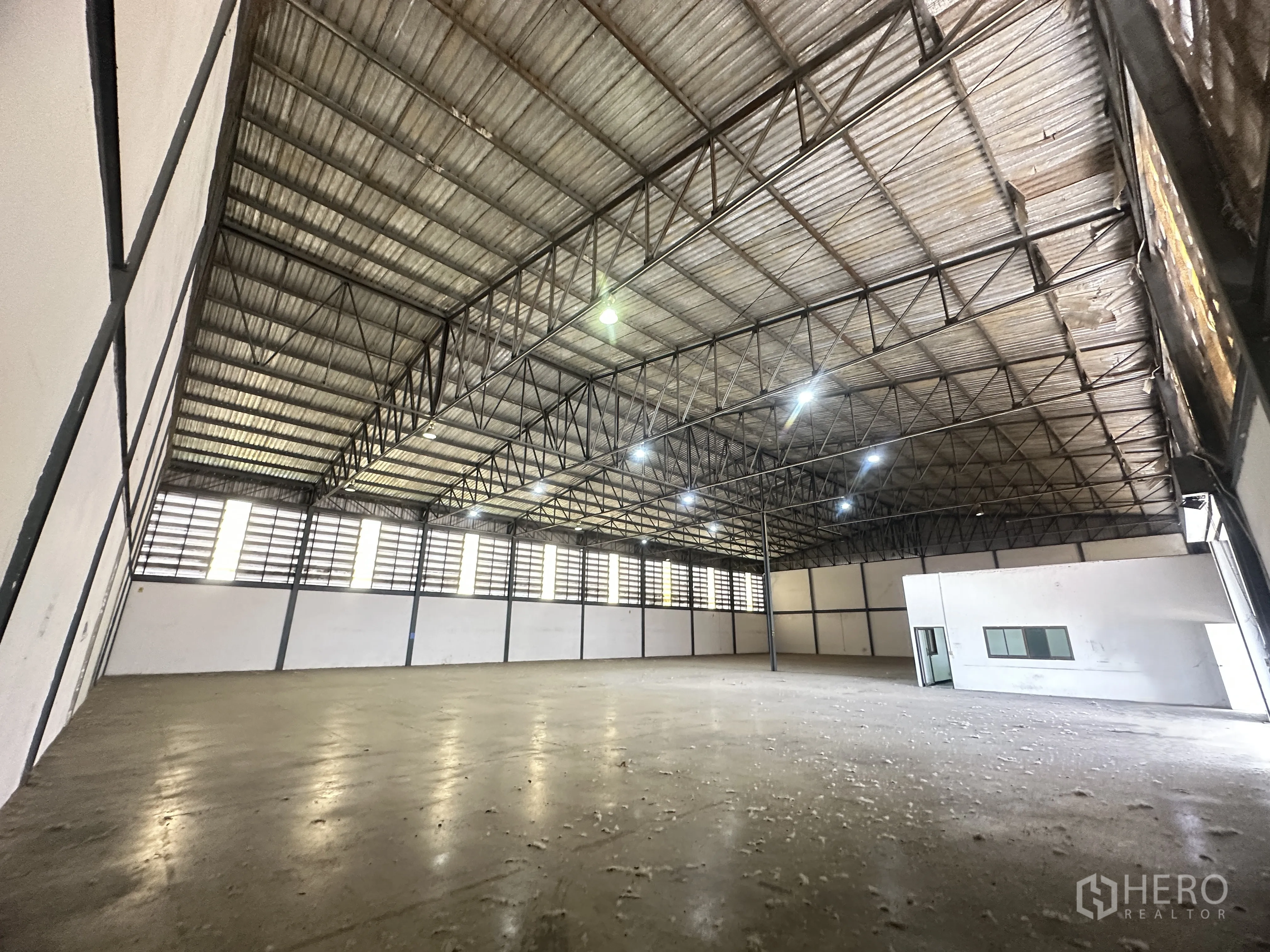 仓库 for rent in Khlong Luang, Pathum Thani - 仓库内部宽敞，钢桁架屋顶、侧墙百叶通风，并设有内置办公区。