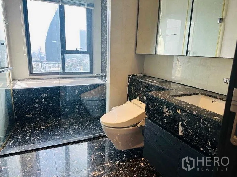 คอนโด ให้เช่าในKhlong Toei, Bangkok - ห้องน้ำสมัยใหม่ เคาน์เตอร์หินสีดำ อ่างอาบน้ำริมหน้าต่าง พร้อมวิวเมือง