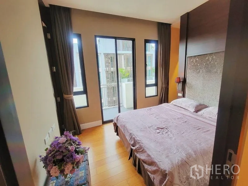 คอนโด ให้เช่าในWatthana, Bangkok - ห้องนอนเตียงคิง หน้าต่างสูง และประตูกระจกเลื่อนเปิดสู่ระเบียง