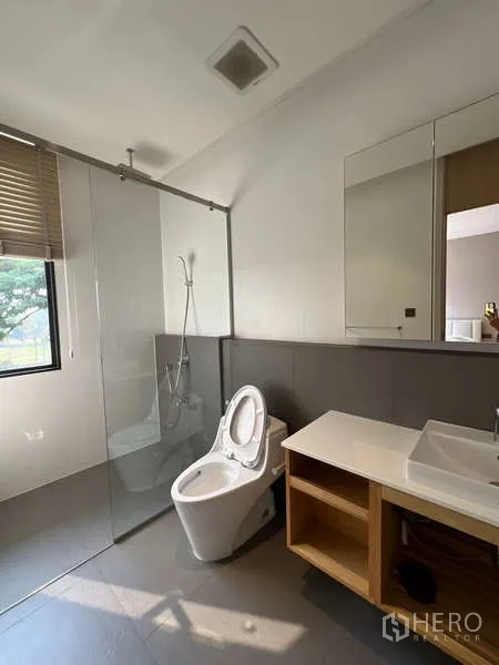 独立式住宅 出租在Suan Luang, Bangkok - 采光良好的浴室，步入式淋浴与窗户