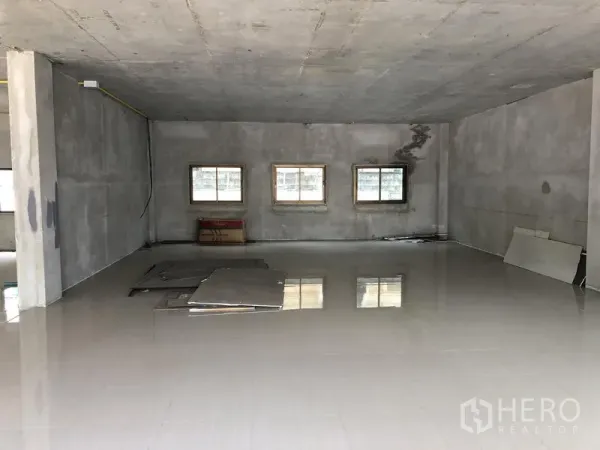 零售空间 出租在Wang Thonglang, Bangkok - 宽敞商铺，三扇小窗、灰色混凝土墙及亮面地砖，适合灵活布局
