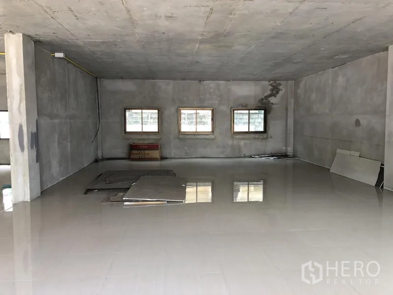 零售空间 出租在Wang Thonglang, Bangkok - 宽敞商铺，三扇小窗、灰色混凝土墙及亮面地砖，适合灵活布局