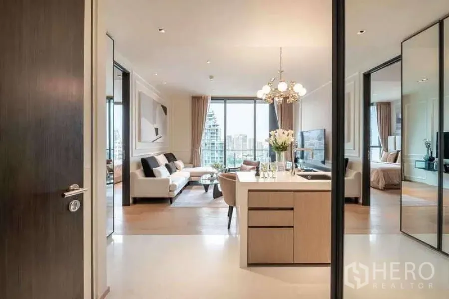 คอนโด ให้เช่าหรือขายในKhlong Toei, Bangkok - โถงทางเข้ามายังครัวและห้องนั่งเล่นแบบโอเพนแปลน มีแชนเดอเลียร์และวิวระเบียง