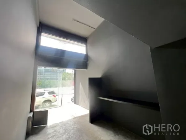 อาคารพาณิชย์ ให้เช่าในWatthana, Bangkok - พื้นที่หน้าร้านติดถนน ทางเข้ากระจกสูง ผนังโทนเข้ม.