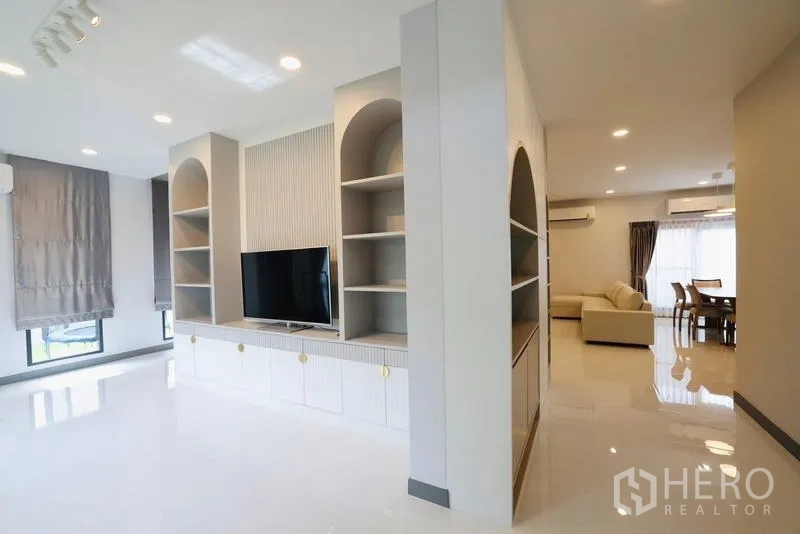 Detached House for rent in Bang Phli, Samut Prakan - Partition wall with built-in shelves and TV separating two living areas.