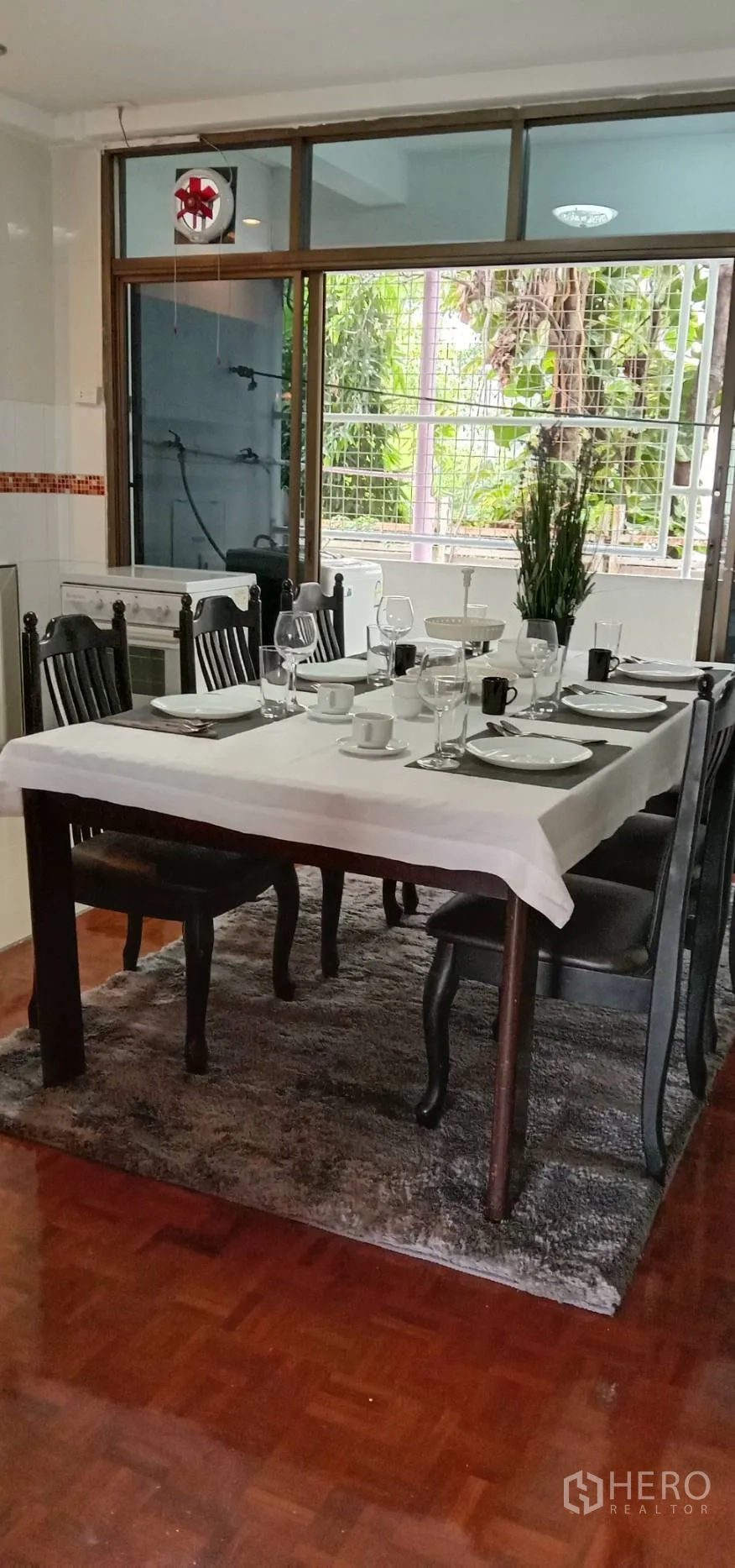 อพาร์ทเมนท์ ให้เช่าในRatchathewi, Bangkok - พื้นที่รับประทานอาหารติดครัวและระเบียง จัดจานช้อนพร้อมวิวสวน