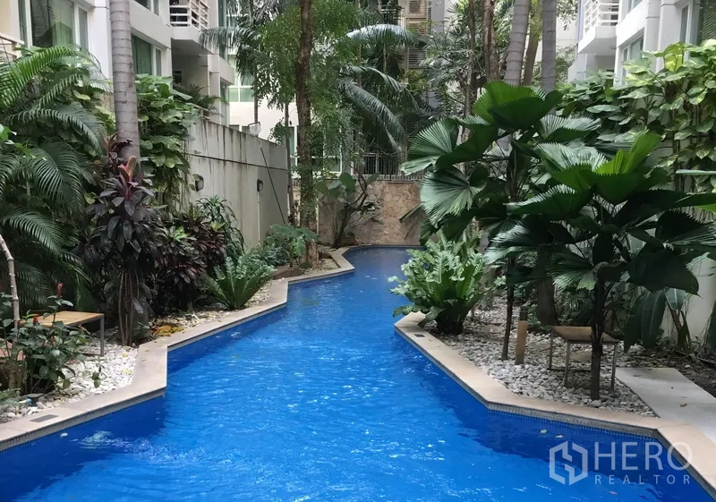 公寓 出售在Khlong Toei, Bangkok - 环绕热带花园的度假风游泳池。