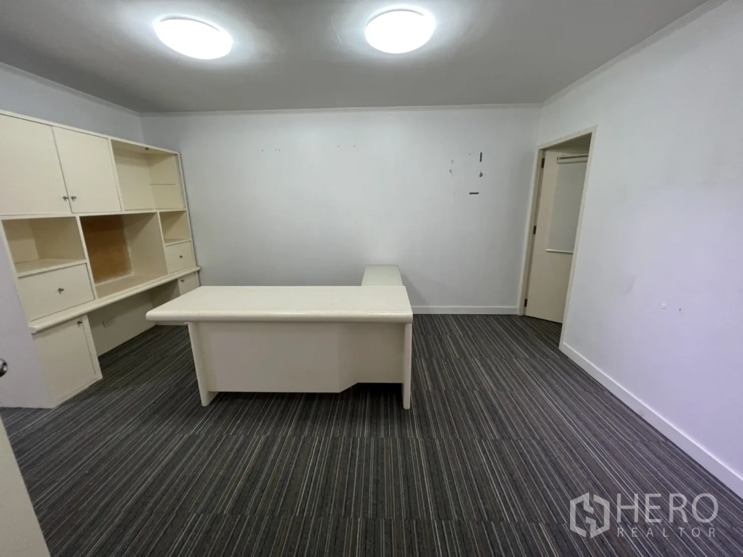 店屋 出租或出售在Watthana, Bangkok - 私人办公室，内置书桌与储物柜