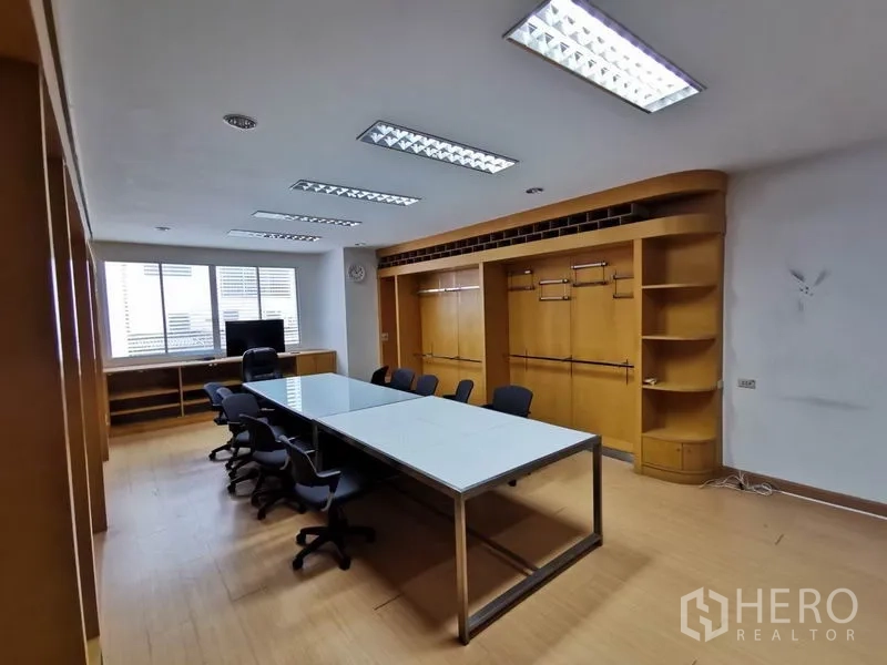 สำนักงาน ให้เช่าในKhlong San, Bangkok - ห้องประชุมรับแสงหน้าต่าง ไฟฟลูออเรสเซนต์ และชั้นเก็บของตลอดผนัง