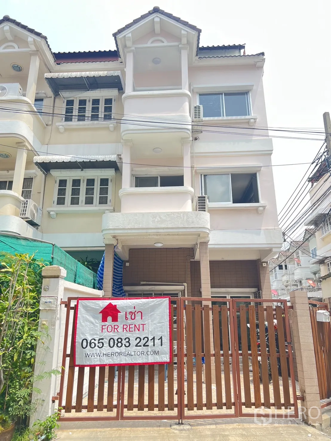 ทาวน์เฮาส์ ให้เช่าในKhlong Toei, Bangkok - ด้านหน้าทาวน์เฮ้าส์ 3 ชั้น มีระเบียงและรั้วเลื่อน