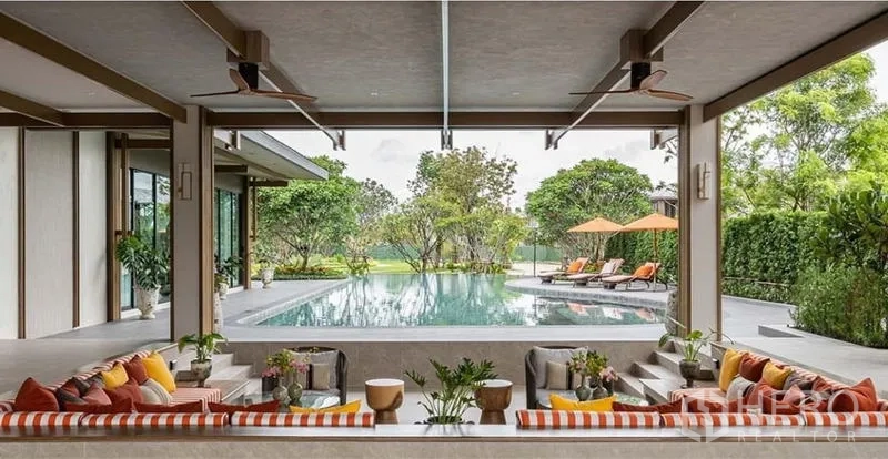 独立式住宅 出租在Bang Kapi, Bangkok - 会所休闲区连接度假风泳池与花园景观