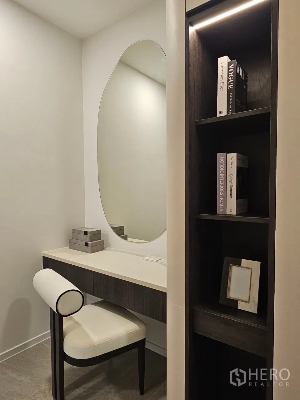 独立式住宅 出租在Saphan Sung, Bangkok - 梳妆台，椭圆镜、软包椅与开放格架。