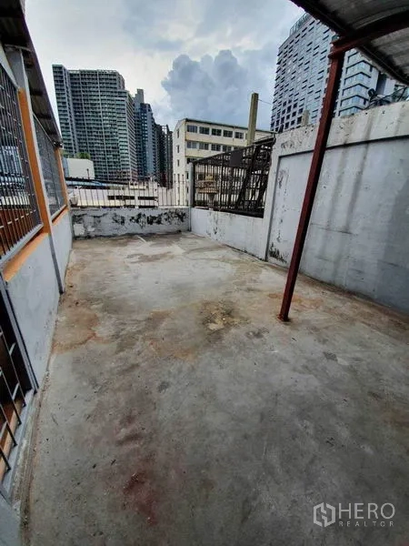 店屋 出租在Watthana, Bangkok - 混凝土地面的屋顶露台，可眺望城市天际线。