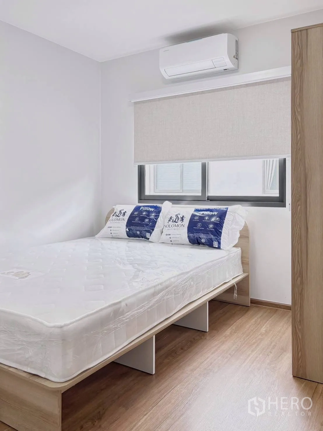 ทาวน์เฮาส์ for rent in Bang Phli, Samut Prakan - ห้องนอนขนาดกะทัดรัดพร้อมเตียง ตู้เสื้อผ้า และแอร์แบบสPLIT.