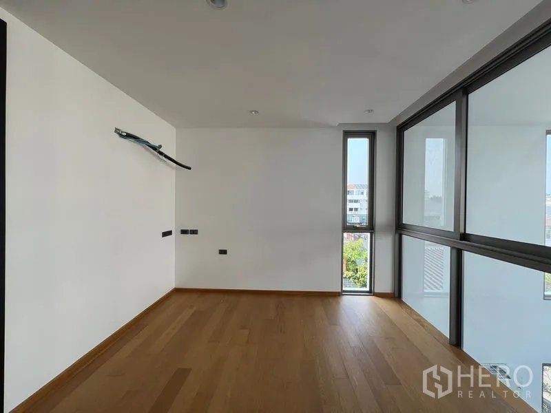 สำนักงานที่บ้าน ให้เช่าหรือขายในChatuchak, Bangkok - ห้องโล่งพื้นไม้พร้อมหน้าต่างมุม เหมาะเป็นห้องทำงานหรือห้องนอน