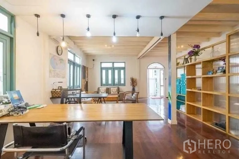 บ้าน ให้เช่าในKhlong Toei, Bangkok - โซนทำงานและนั่งเล่นสว่างไสว ไฟห้อย พื้นไม้ และชั้นวางของ