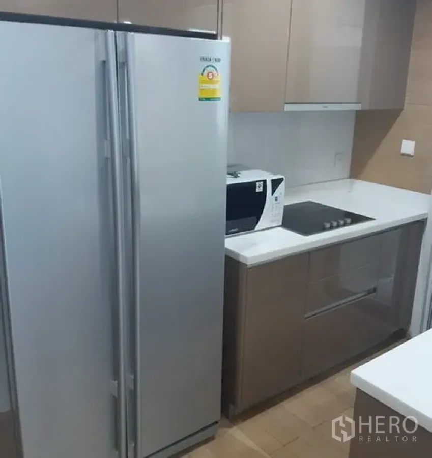 คอนโด ให้เช่าในKhlong Toei, Bangkok - ครัวคอนโดสไตล์โมเดิร์นพร้อมตู้เย็นแบบสองประตู ไมโครเวฟ และเตาไฟฟ้าบิวท์อิน