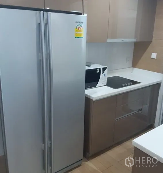 คอนโด ให้เช่าในKhlong Toei, Bangkok - ครัวคอนโดสไตล์โมเดิร์นพร้อมตู้เย็นแบบสองประตู ไมโครเวฟ และเตาไฟฟ้าบิวท์อิน
