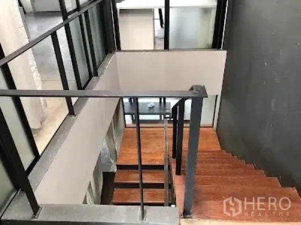 สำนักงานที่บ้าน ให้เช่าในWatthana, Bangkok - บันไดลูกนอนไม้ ราวเหล็ก และผนังกั้นกระจก เชื่อมต่อระหว่างชั้น.