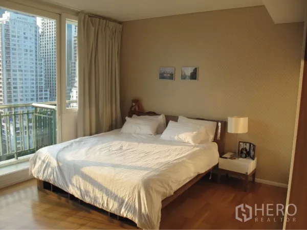 คอนโด ให้เช่าในWatthana, Bangkok - ห้องนอนหลักเชื่อมระเบียง มองเห็นวิวเมืองผ่านประตูกระจก